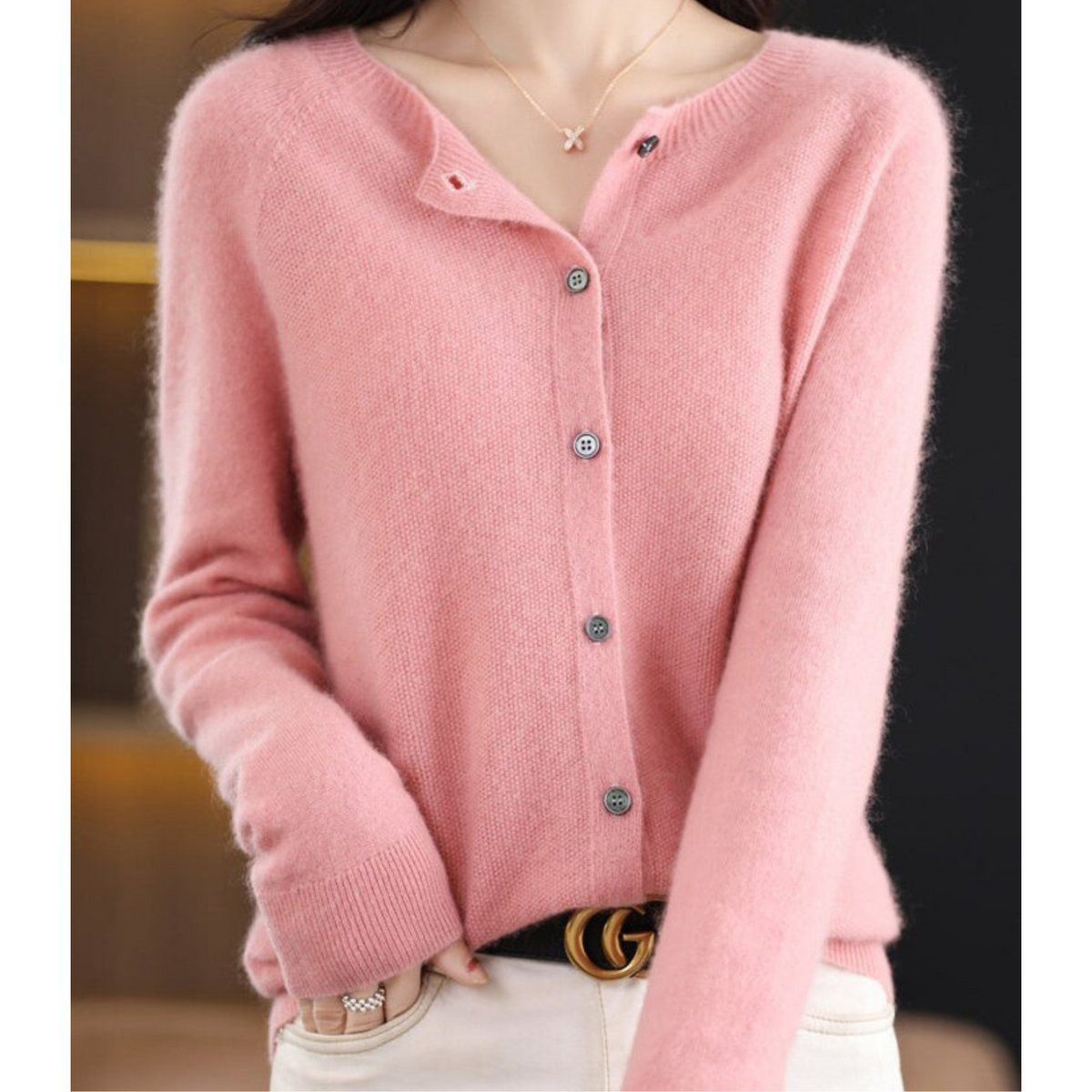 Pull en laine rose clair, boutonné devant, col mao, manches longues