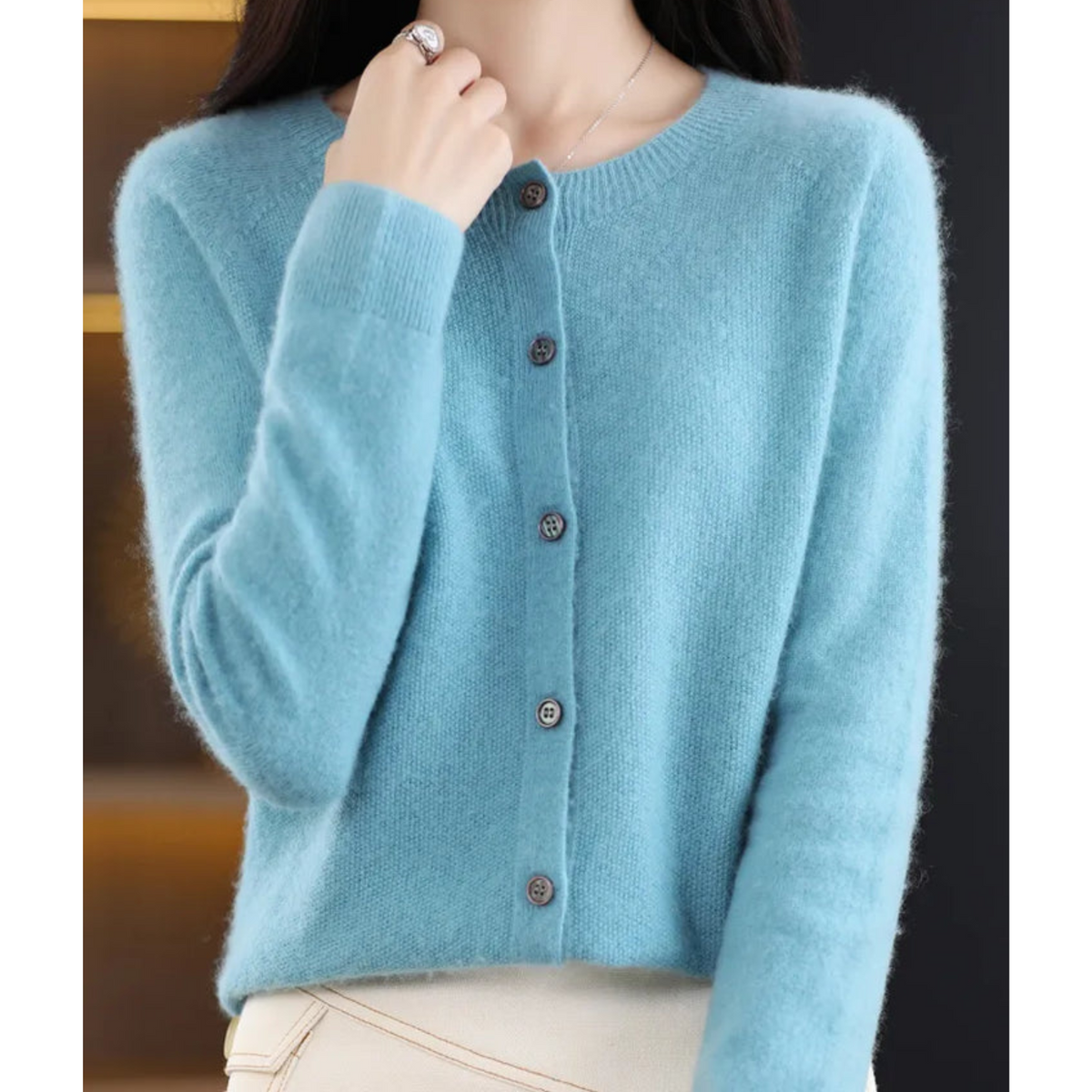 Pull en laine bleu clair, boutonné devant, col mao, manches longues