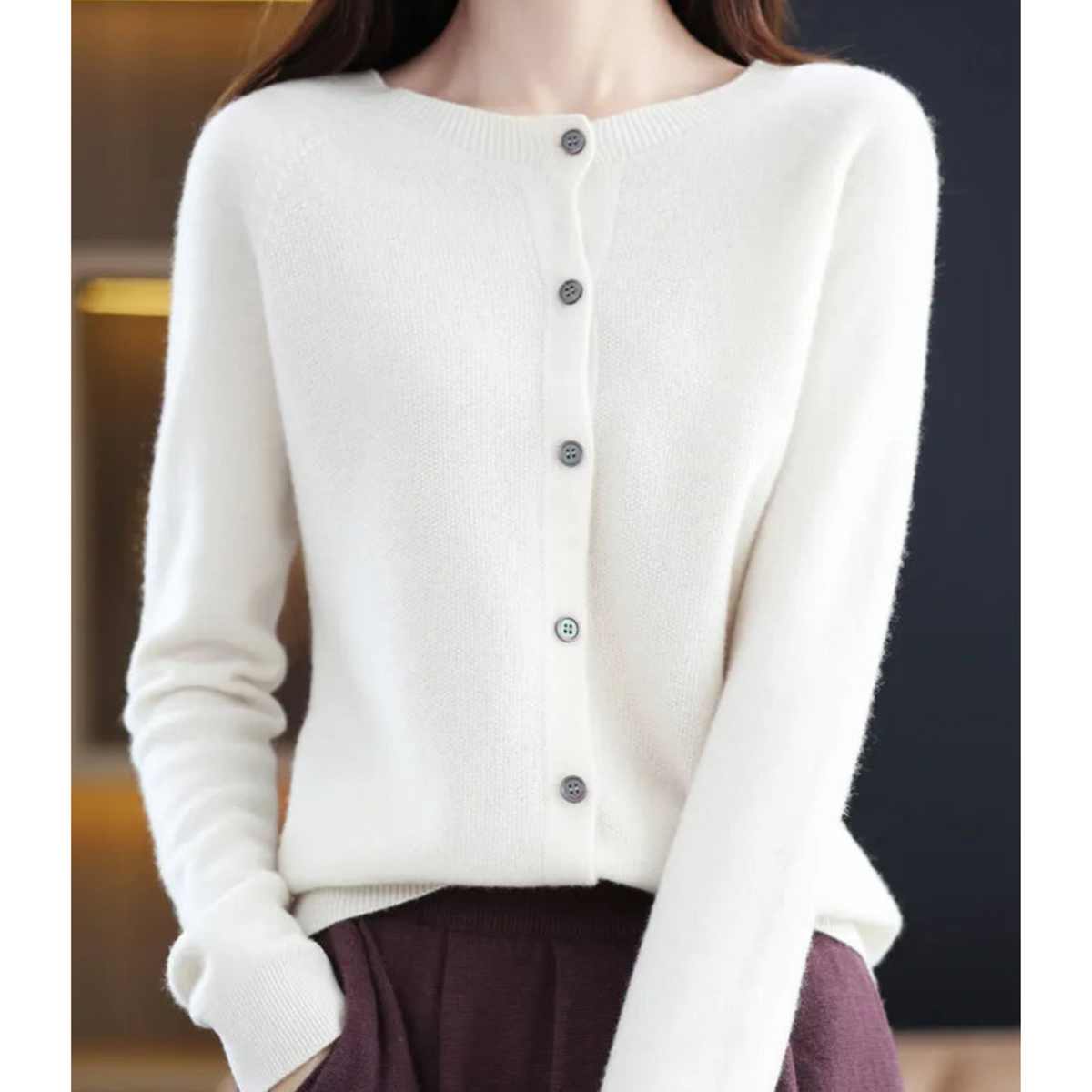 Pull en laine blanc, boutonné devant, col mao, manches longues