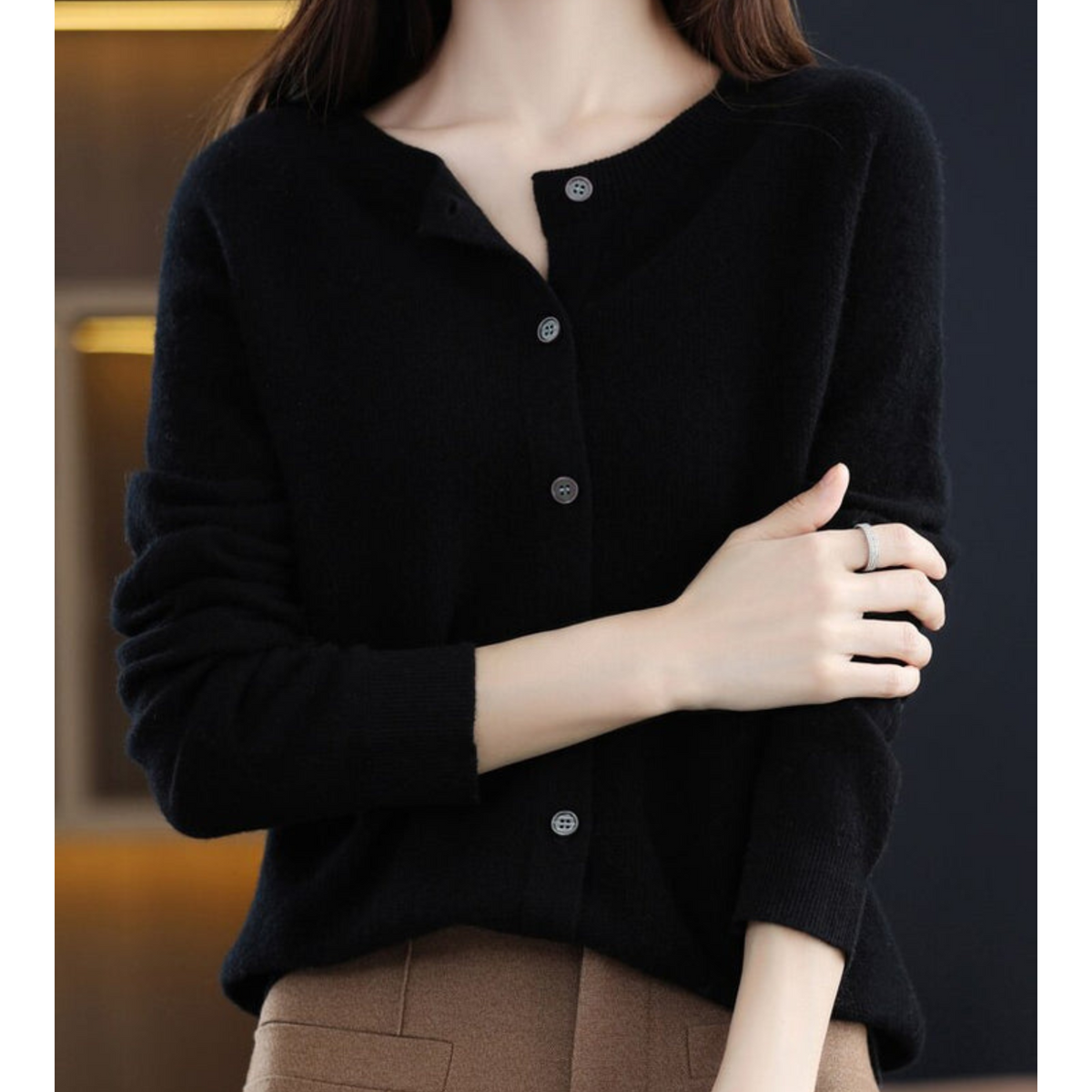 Pull en laine noir, boutonné devant, col mao, manches longues