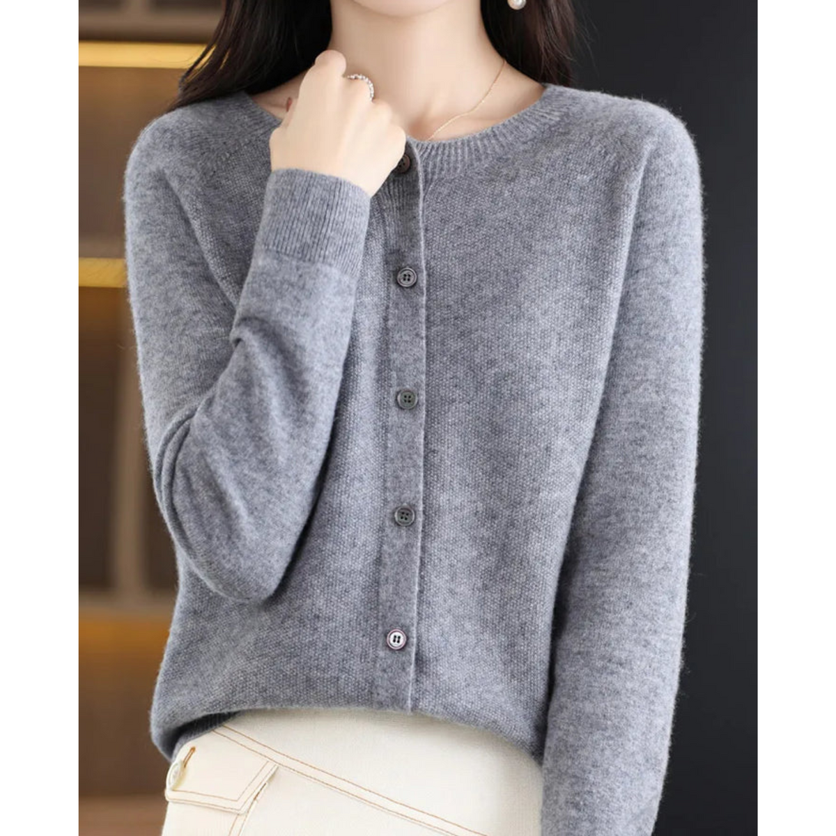 Pull en laine gris, boutonné devant, col mao, manches longues
