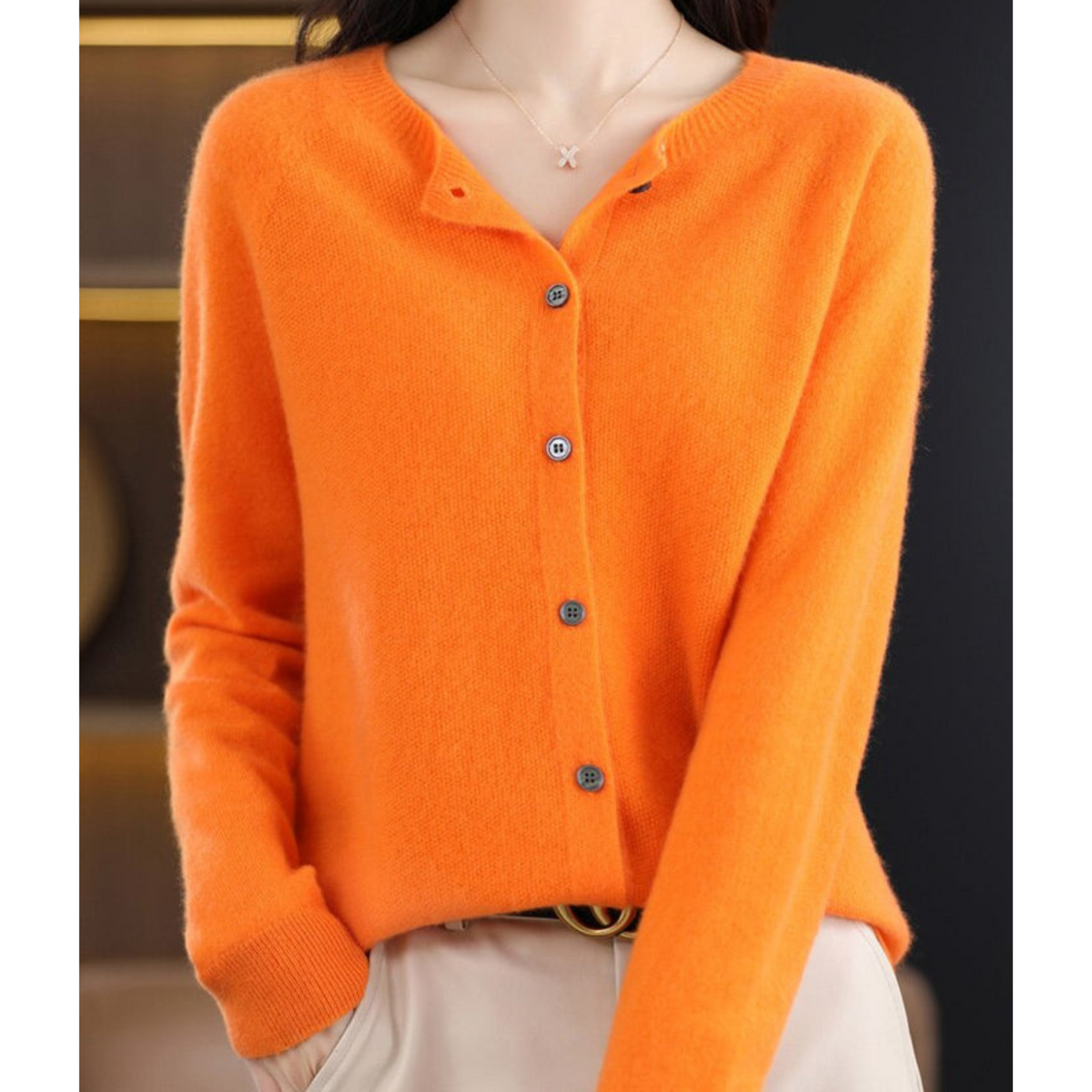 Pull en laine orange, boutonné devant, col mao, manches longues