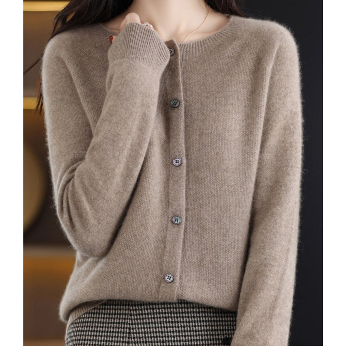 Pull en laine à boutons, couleur taupe, col en V, manches longues.