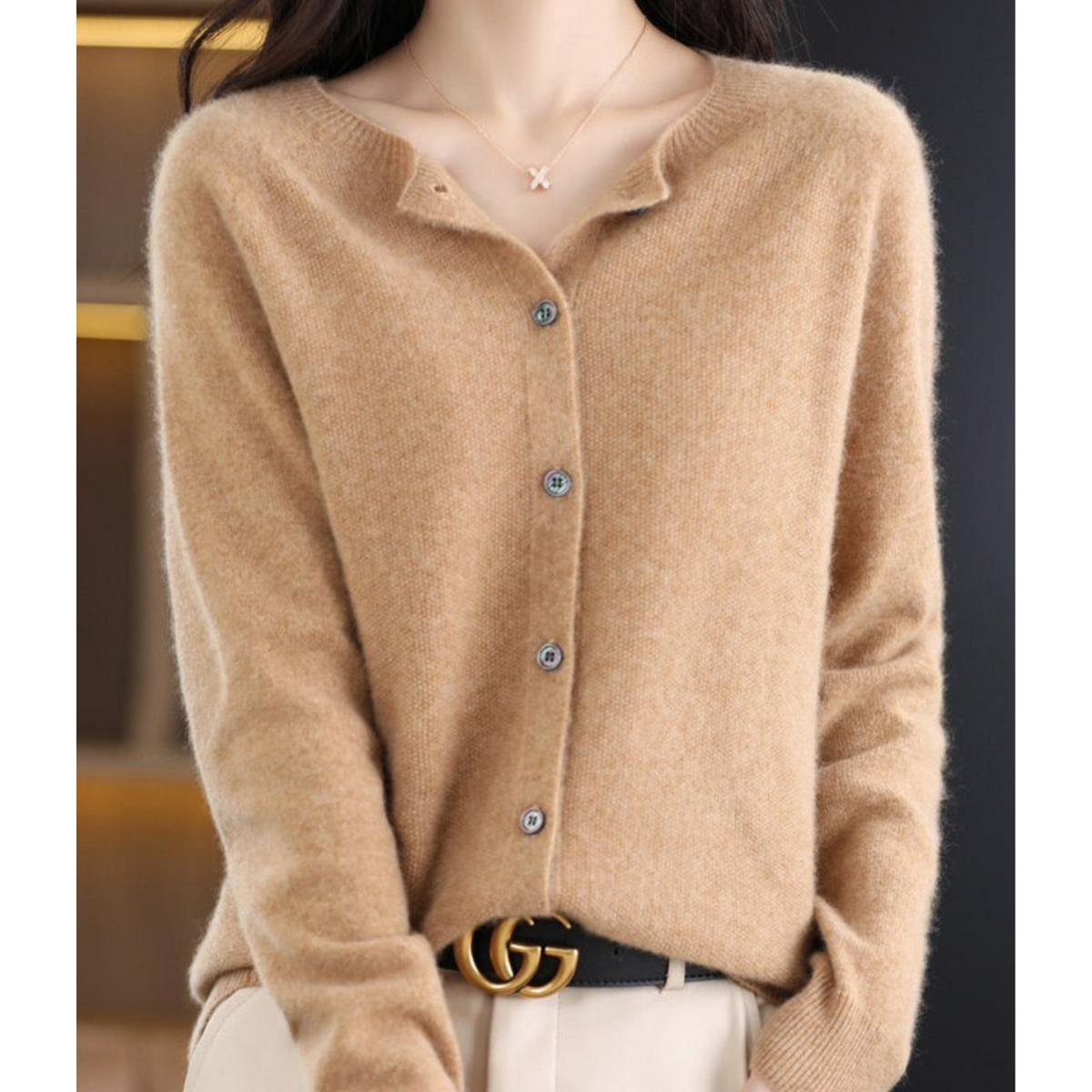 Pull en laine à boutons, beige clair, col en V, manches longues.