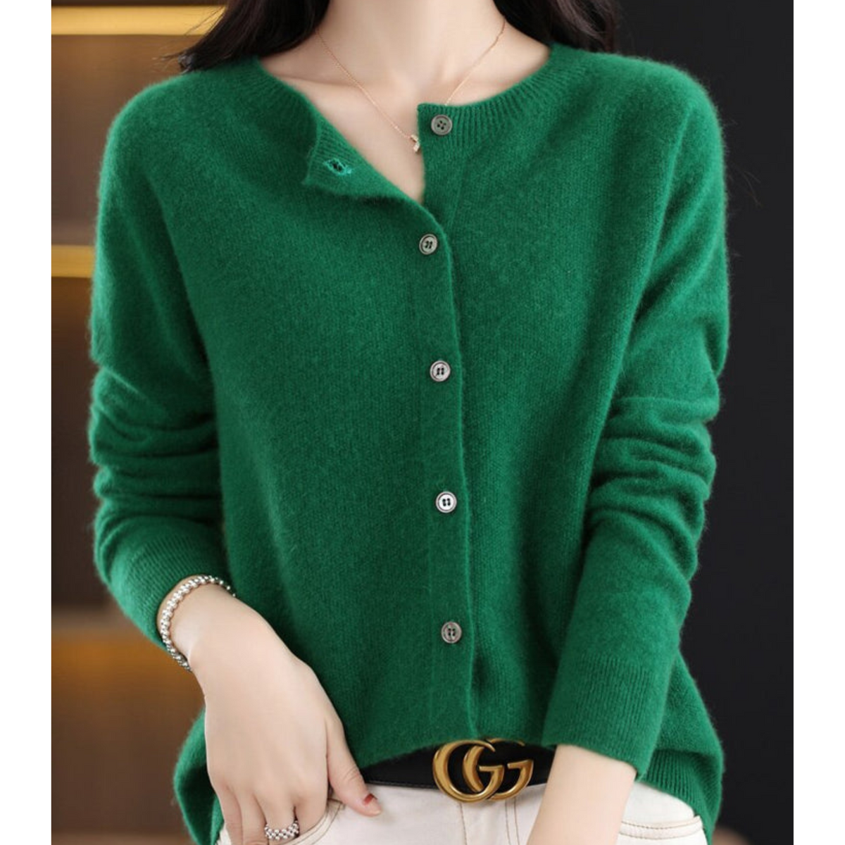 Pull en laine à boutons, vert, col en V, manches longues.
