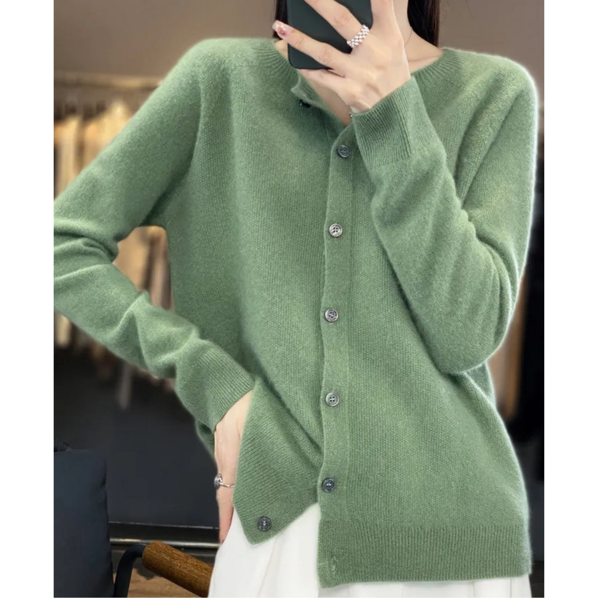 Pull en laine vert, boutonné devant, col mao, manches longues