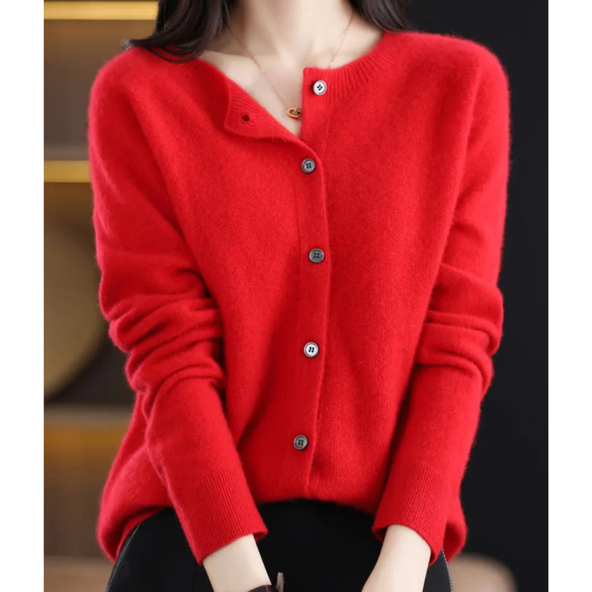 Pull en laine à boutons, rouge, col en V, manches longues.