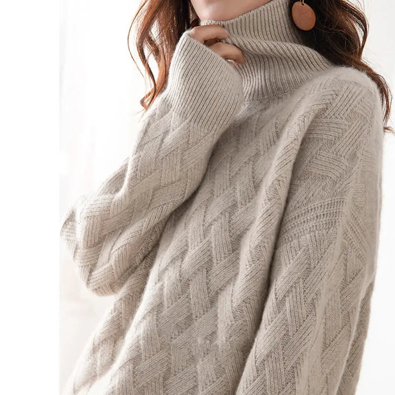 Pull col roulé beige clair en maille côtelée torsadée, épaules structurées