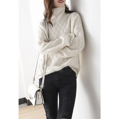 Pull col roulé beige clair à motif tressé, manches longues, coupe droite