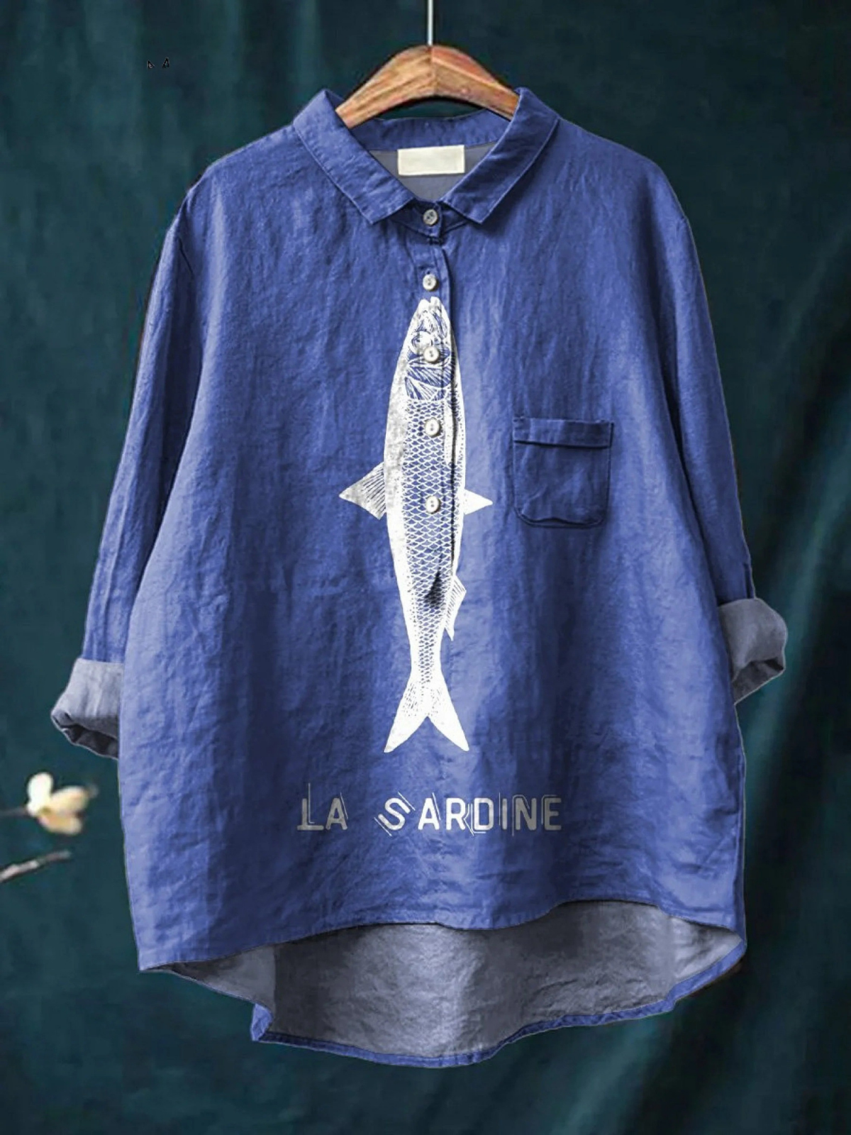 Chemise légère bleue, col chemise, patte boutonnée et poche poitrine, motif sardine