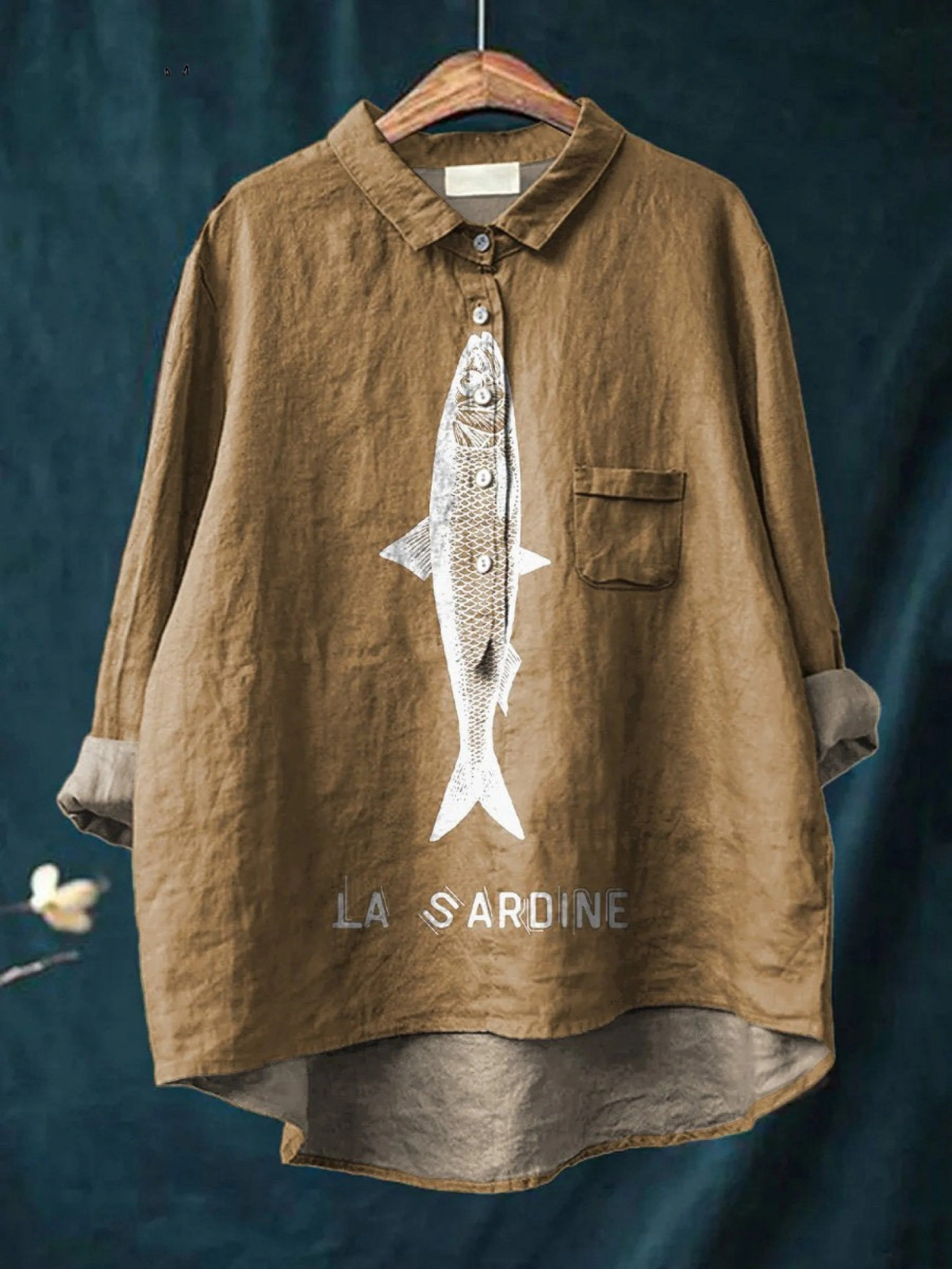 Chemise légère kaki, col chemise, patte boutonnée et poche poitrine, motif sardine