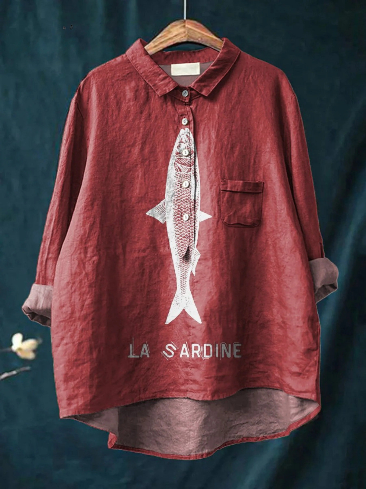 Chemise légère rouge, col chemise, patte boutonnée et poche poitrine, motif sardine