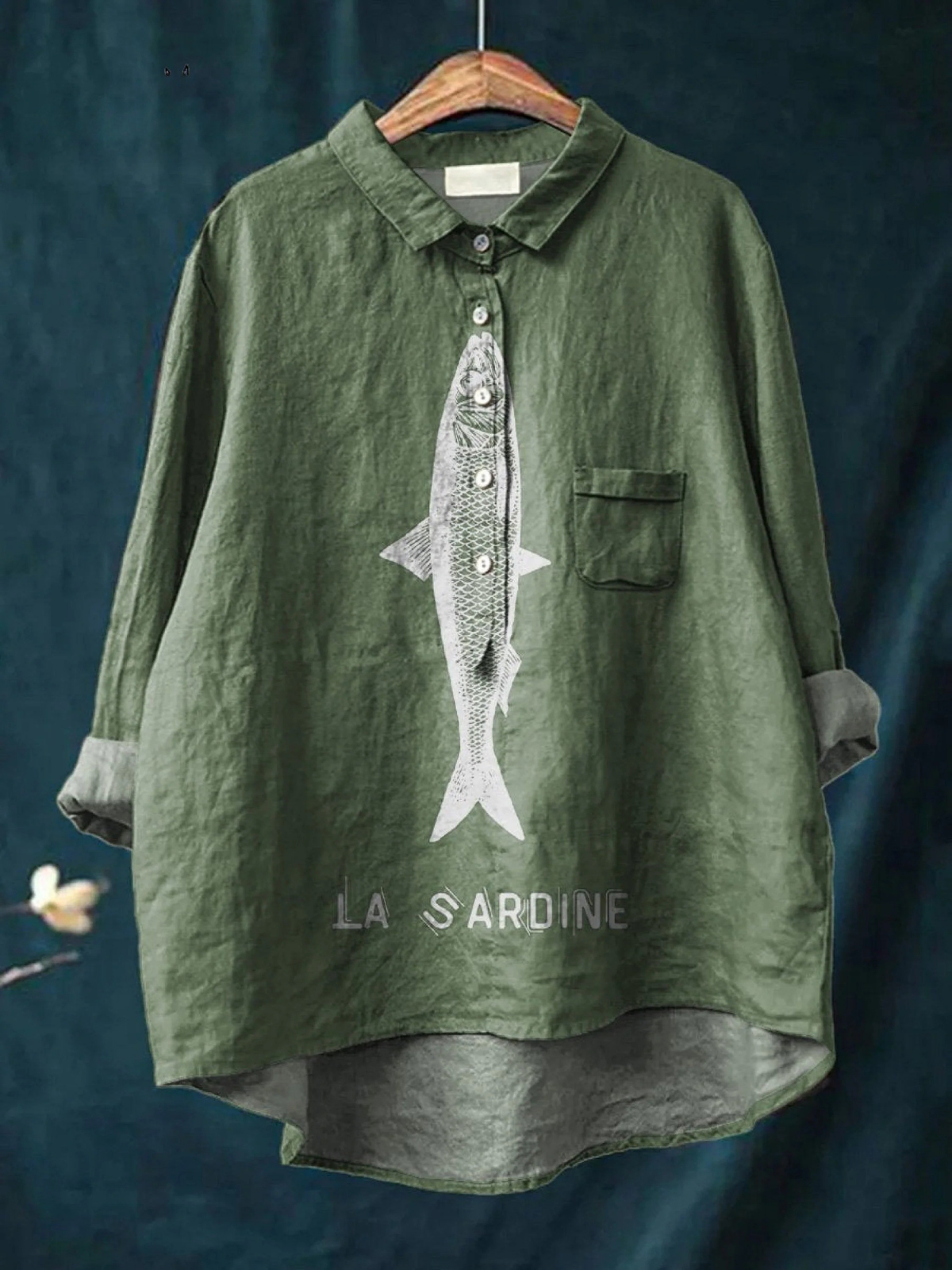 Chemise légère verte, col chemise, patte boutonnée et poche poitrine, motif sardine