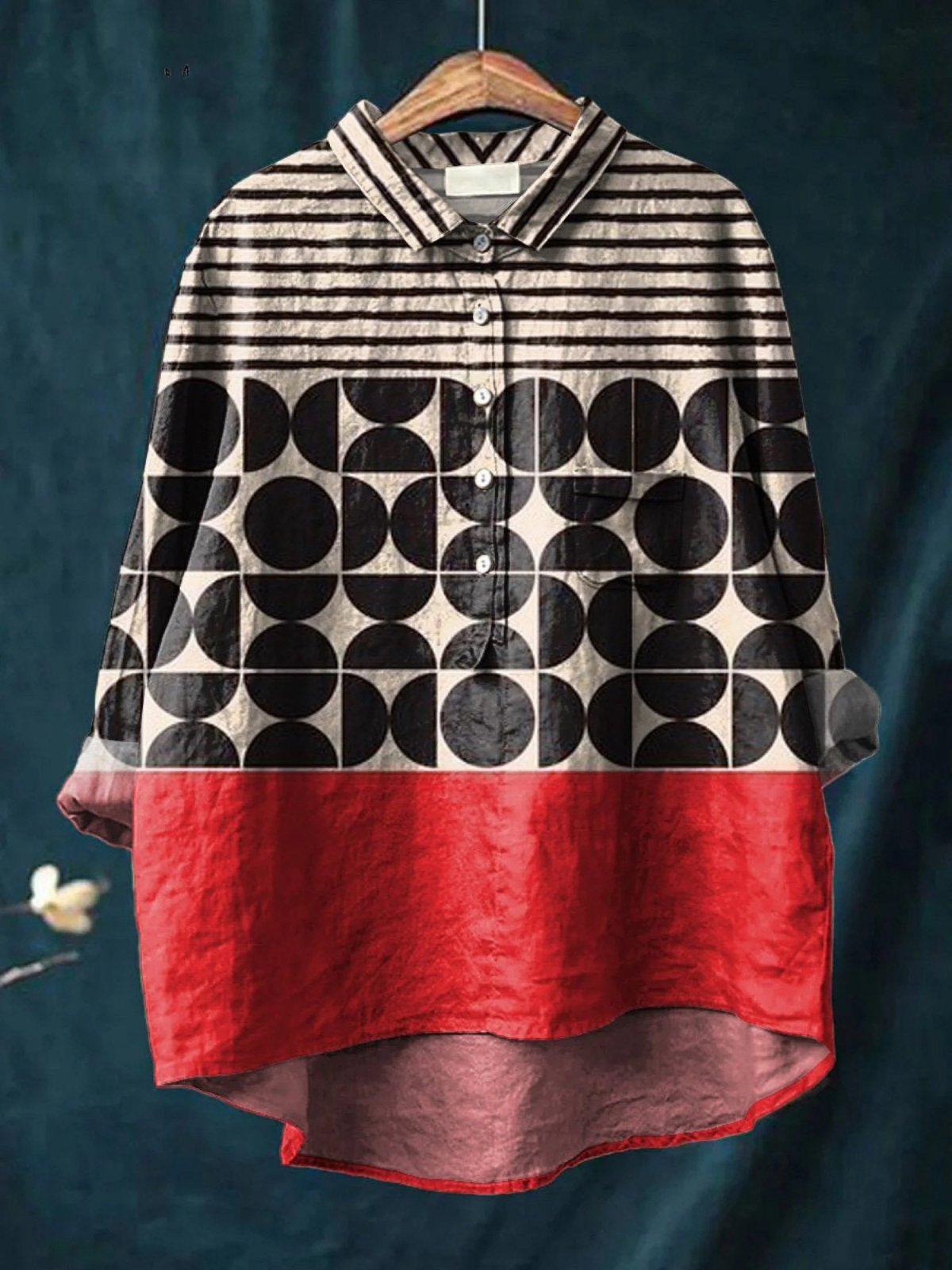 Chemise légère à motifs cercles noirs et blancs, col rayé, bas rouge boutonné