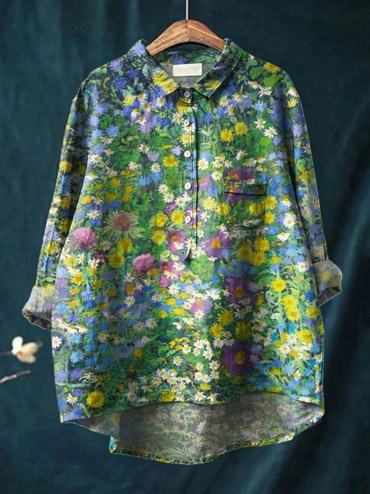 Chemise légère à manches longues, imprimé floral multicolore, patte boutonnée et poche poitrine.