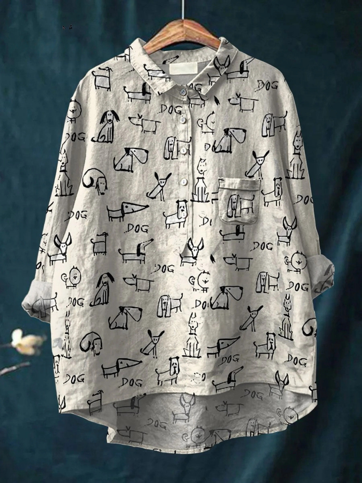 Chemise décontractée à manches longues, fond clair, motif chiens et nœuds, col boutonné.
