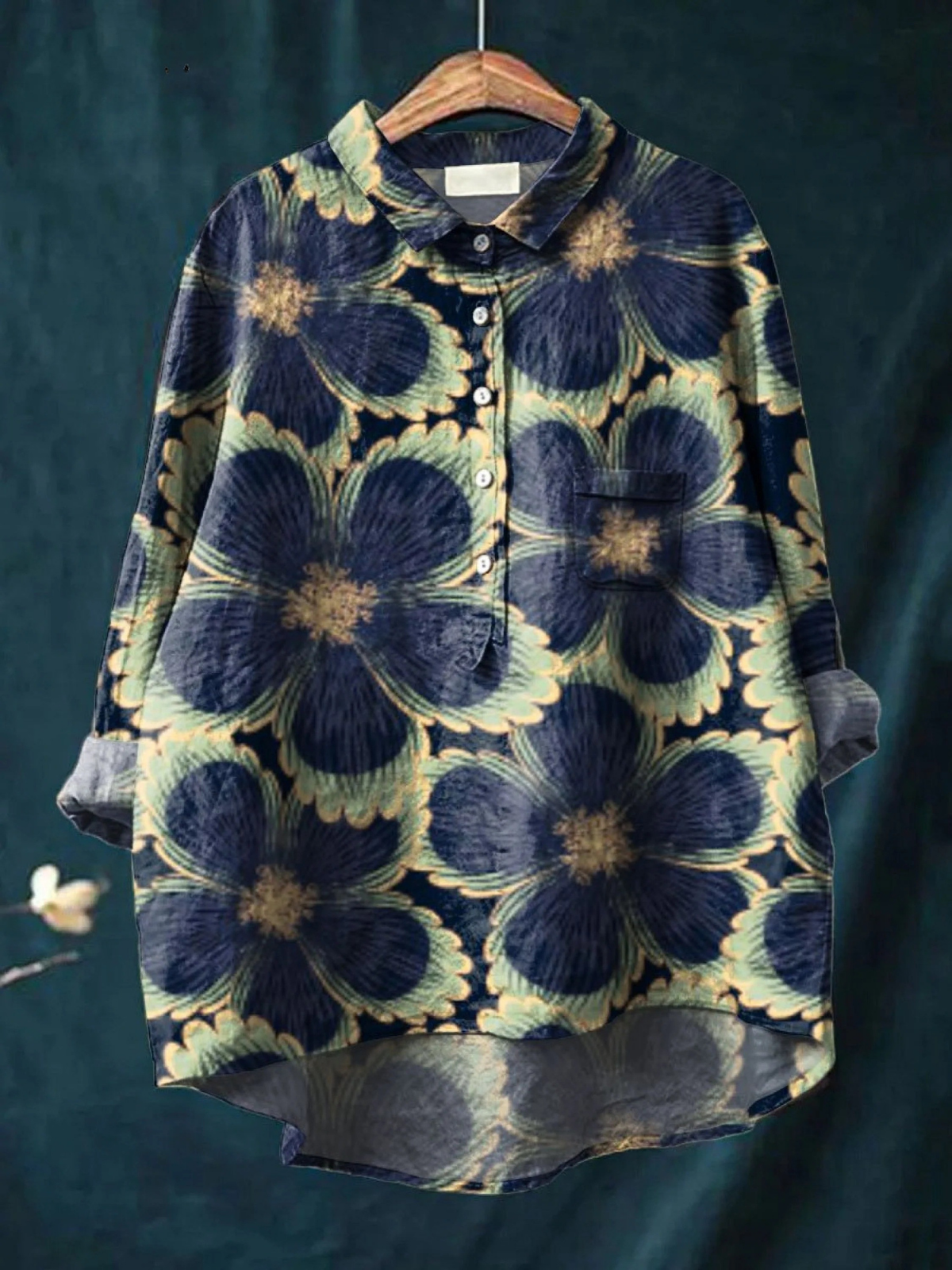 Chemise légère fleurie bleu nuit et jaune, patte de boutonnage, poche poitrine, manches