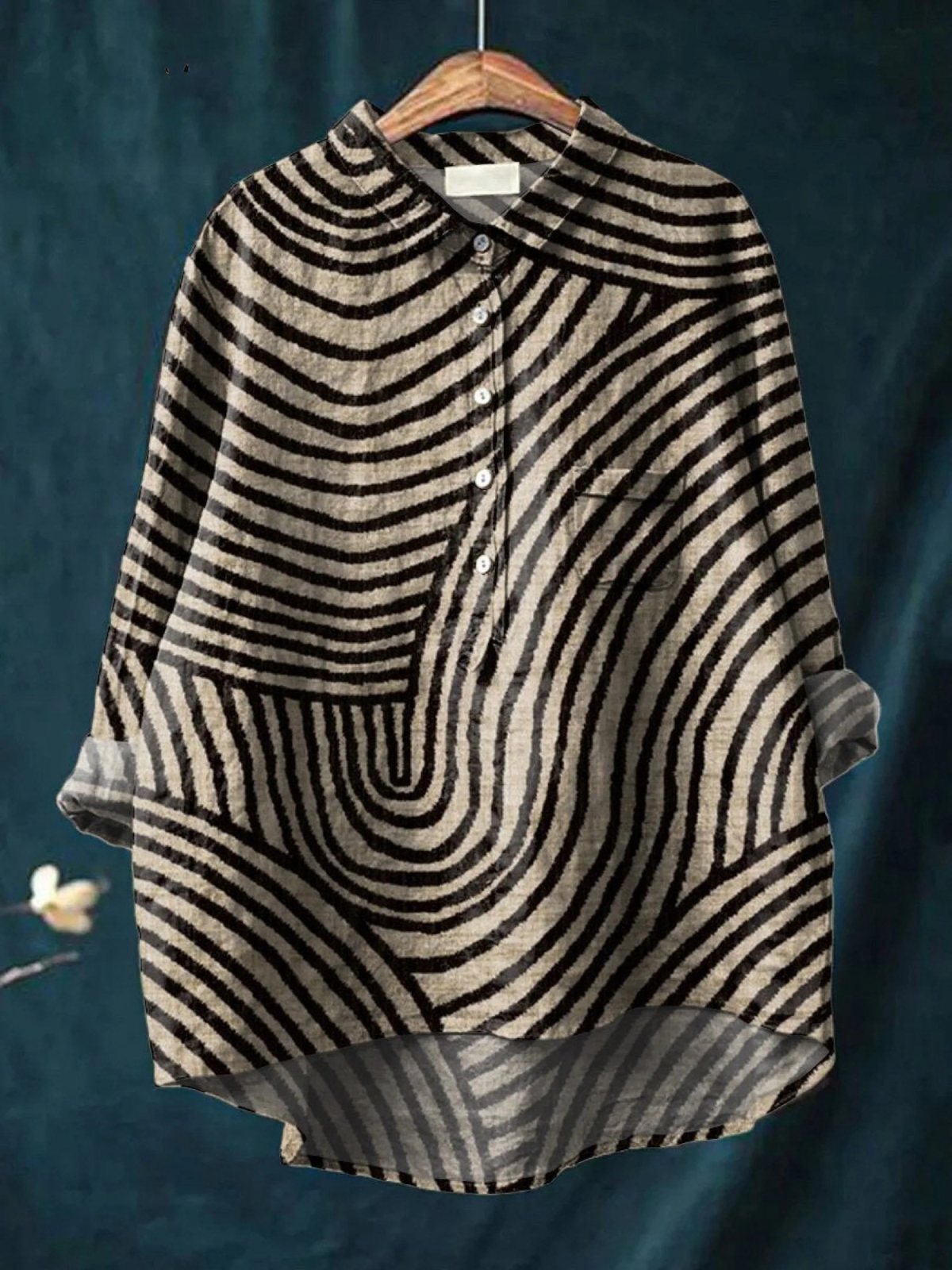 Chemise légère ample rayures ondulées noir et blanc, encolure avec boutons, tombante