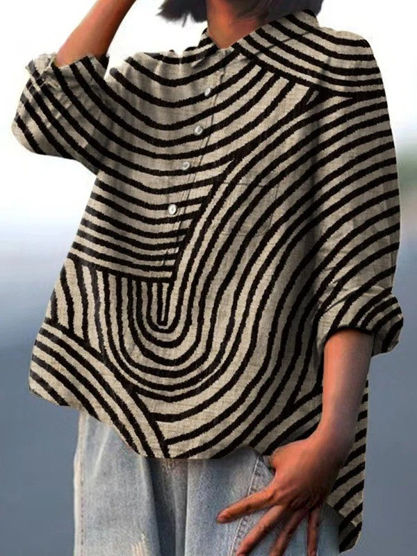 Chemise légère ample à motifs rayures ondulées noir et blanc, boutonnée devant