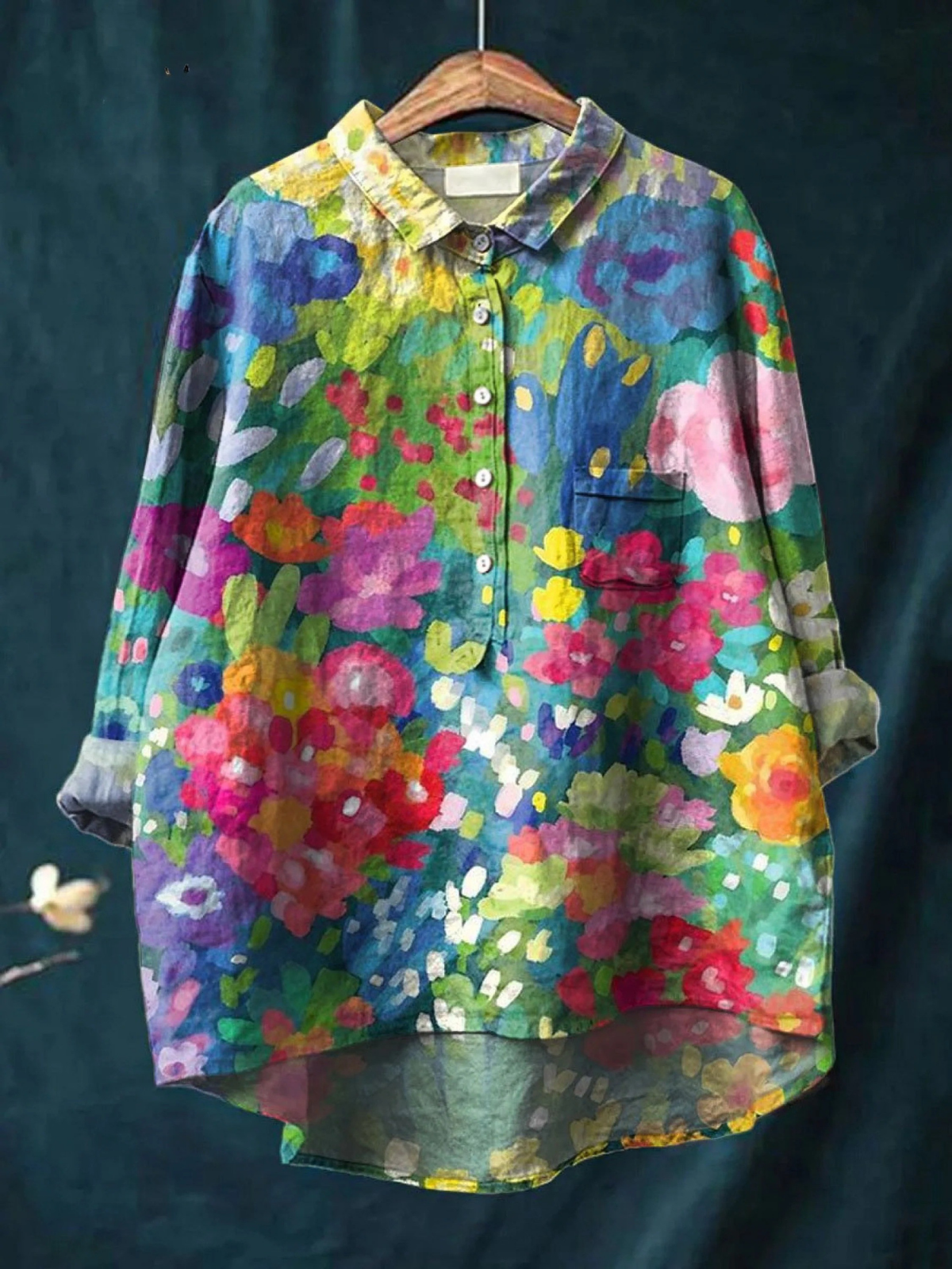 Chemise multicolore motif floral, col chemise, manches longues, boutons sur le devant.