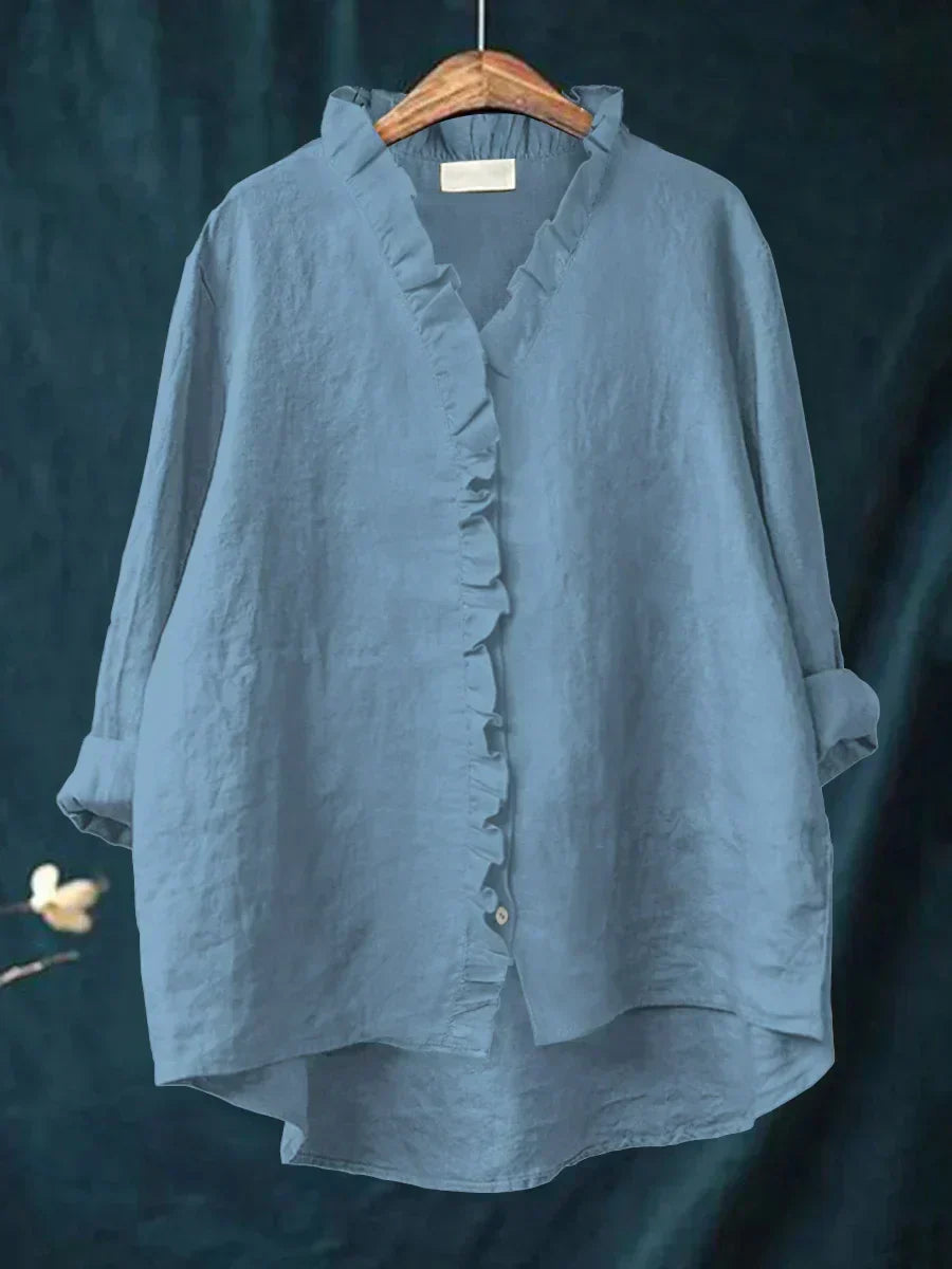 Blouse légère bleu clair à col V, volants sur l’avant et boutons, manches amples