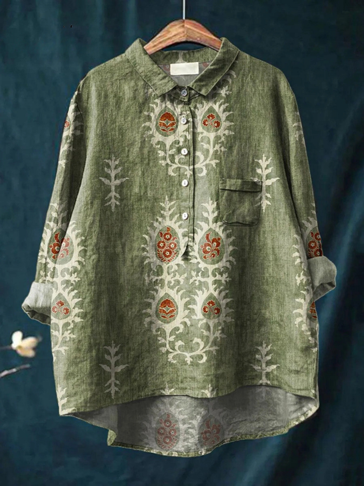 Chemise décontractée verte à boutons, col et poche poitrine, motifs brodés colorés.