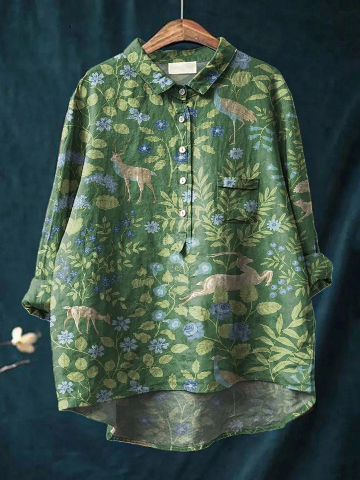 T-shirt floral léger vert à manches longues, col chemise et boutons, poche poitrine
