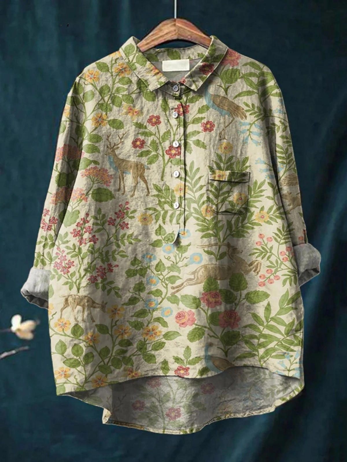 T-shirt floral léger beige à manches longues, col chemise et boutons, poche poitrine