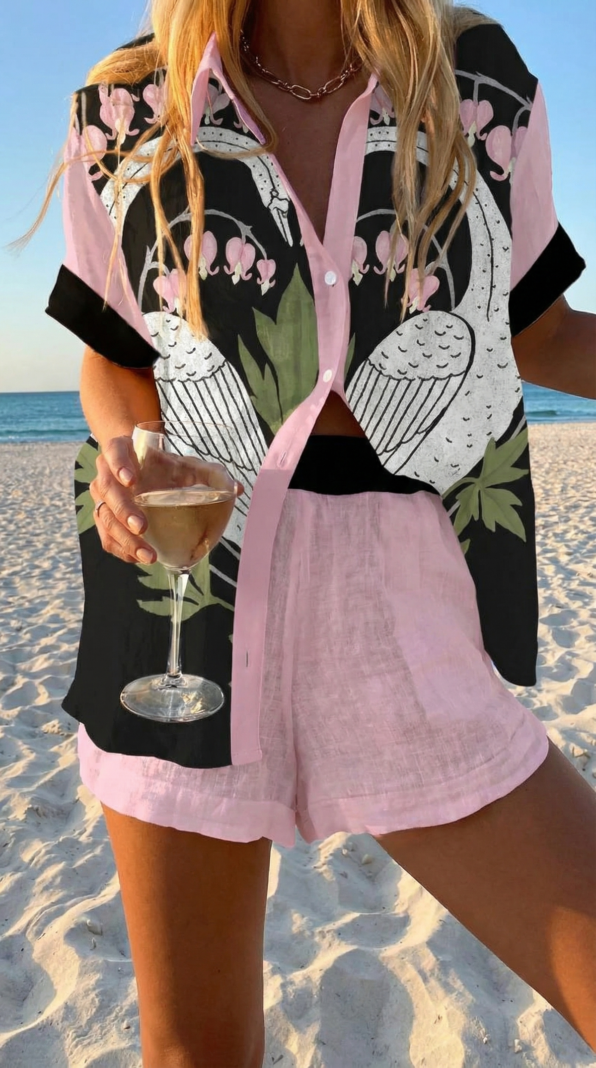 Ensemble Flavia™ : veste kimono noire à motifs roses et shorts en lin rose.