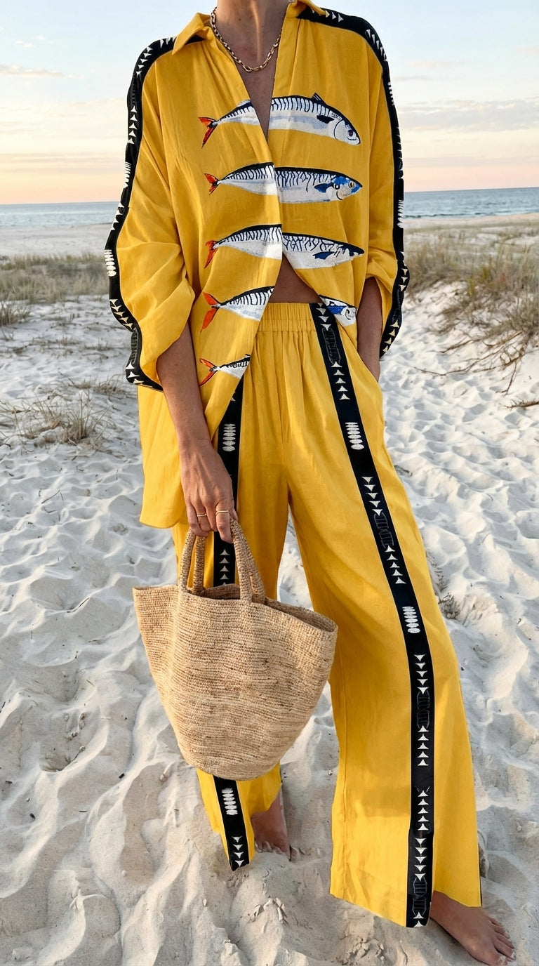Ensemble robe longue moutarde avec bordure noire et motifs colorés, ceinture nouée, manches longues
