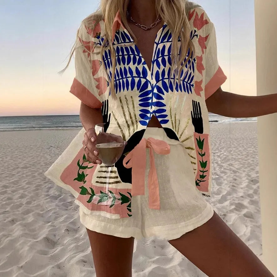 Ensemble chemise à manches courtes crème à motifs bleus, ceinture et short blanc
