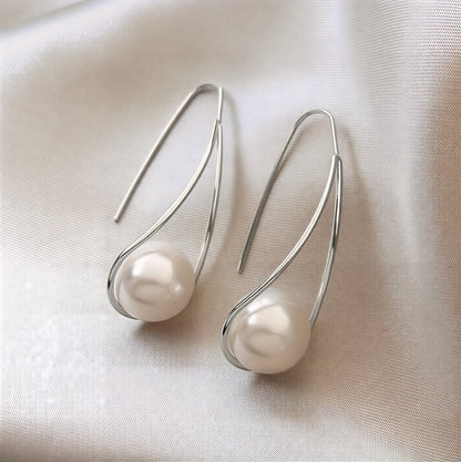 Boucles d’oreilles pendantes à perle blanche, monture argentée, fermoir crochet