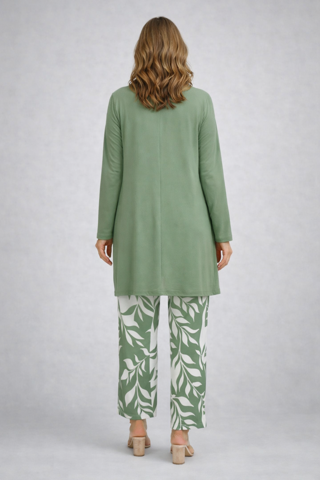 Ensemble 3 pièces vert : tunique longue et pantalon imprimé feuilles, vue dos.