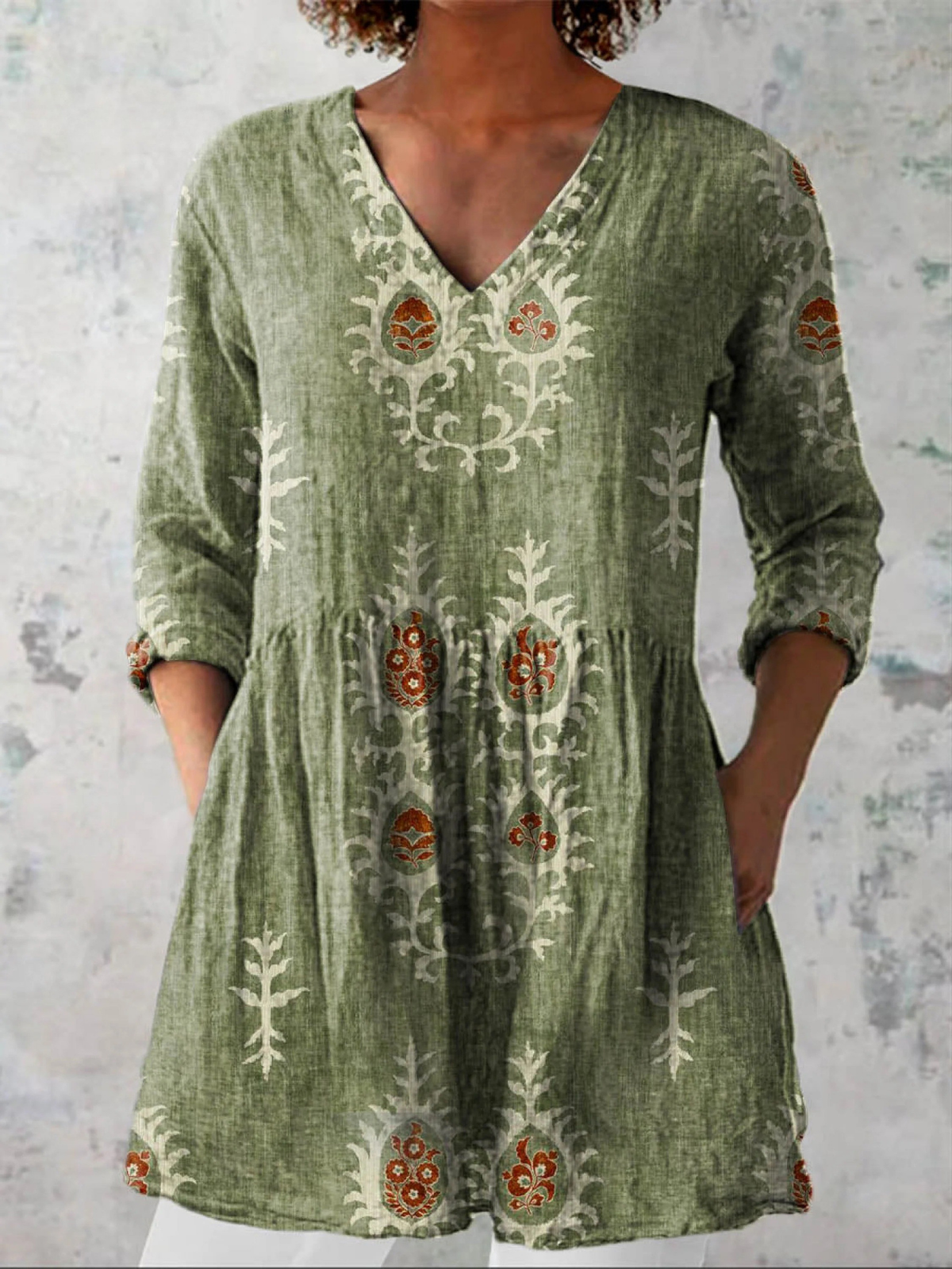 Blouse longue à col en V vert chiné, broderies florales multicolores sur l’avant