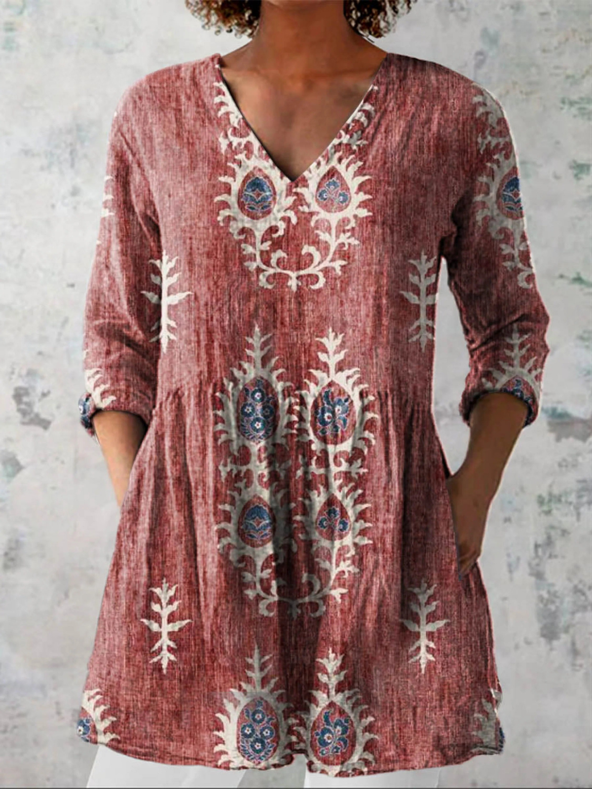 Blouse longue à col en V bordeaux, broderies florales blanches et rouges sur l’avant