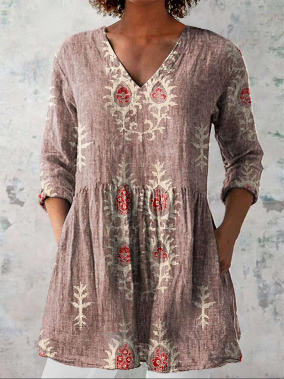 Blouse longue à col en V rose brunâtre, broderies florales blanches et rouges sur l’avant