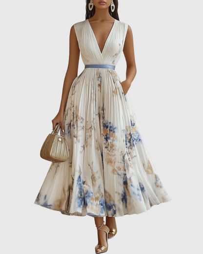Robe longue plissée sans manches, encolure V, imprimé floral bleu et crème.