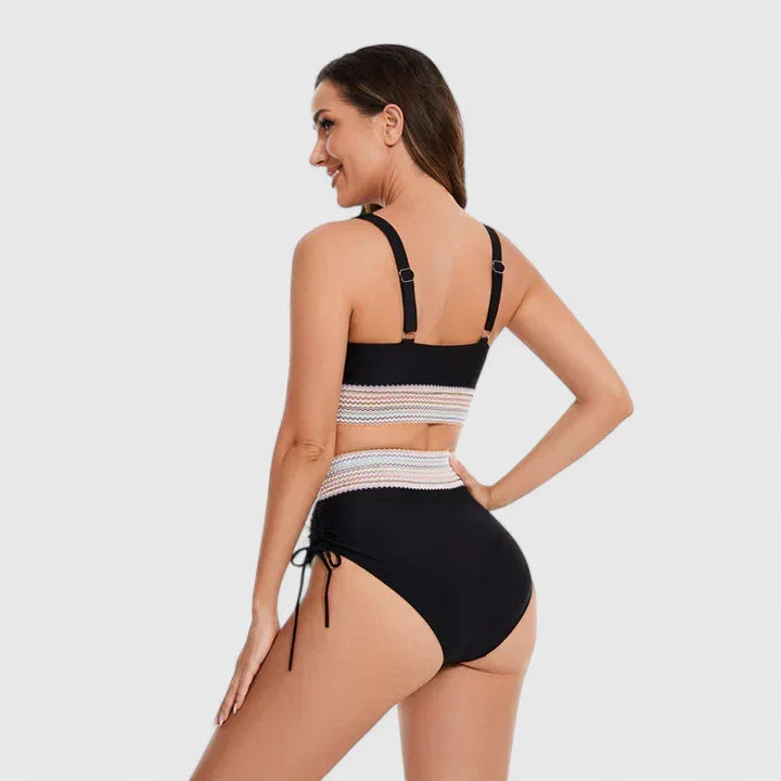 Ensemble bikini rayé noir, haut triangle à bretelles et bas taille haute à cordons