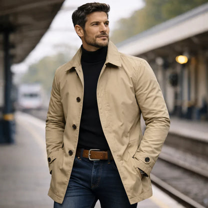 Pardessus mi-saison beige, col droit, boutons foncés, coupe mi-longue