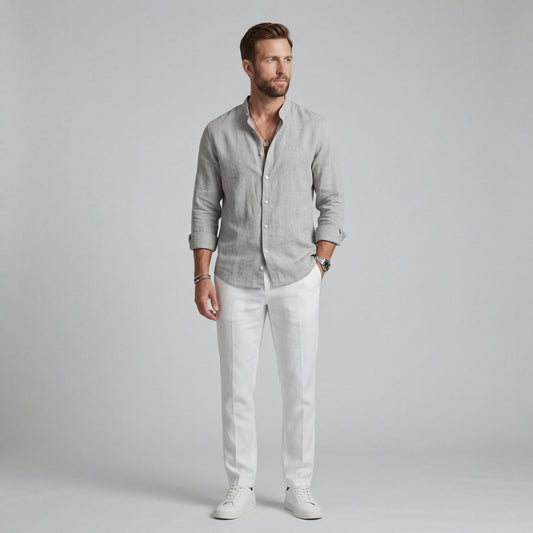 Chemise d’été légère gris clair, col chemise, patte boutonnée, manches retroussées.