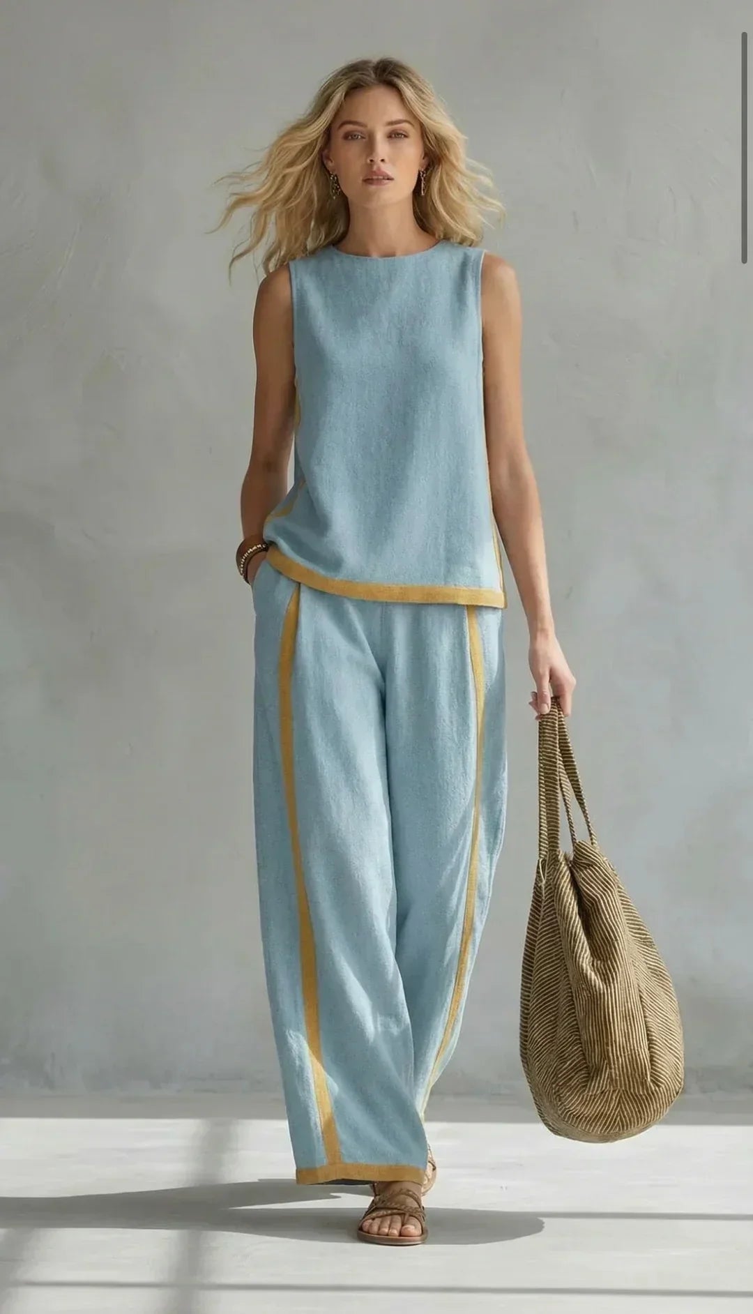 Ensemble gilet sans manches et pantalon long bleu clair, finitions dorées bicolores.