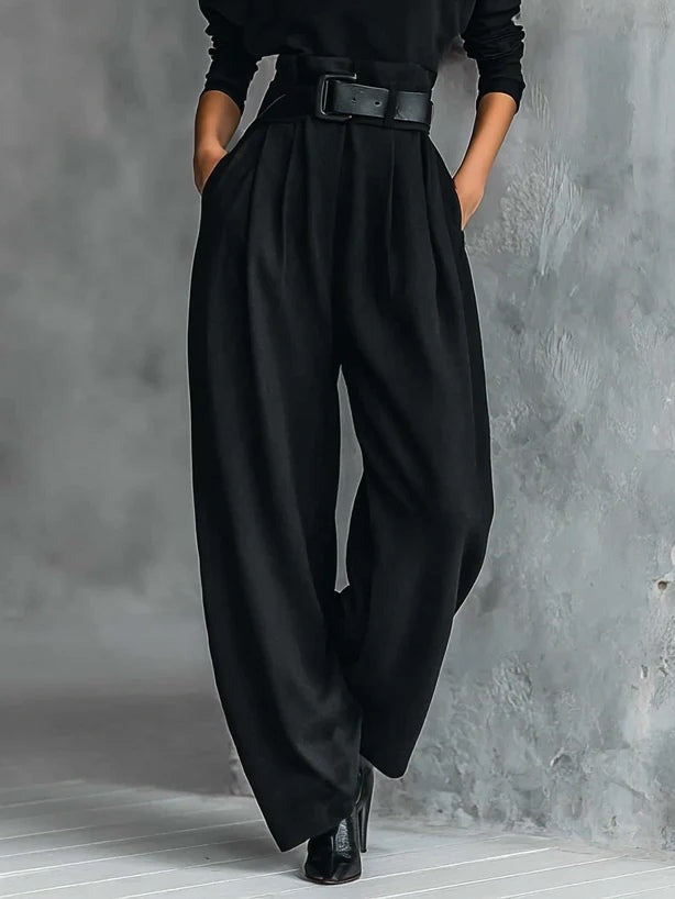 Combinaison noire à col roulé, manches longues, ceinture à boucle, jambe ample