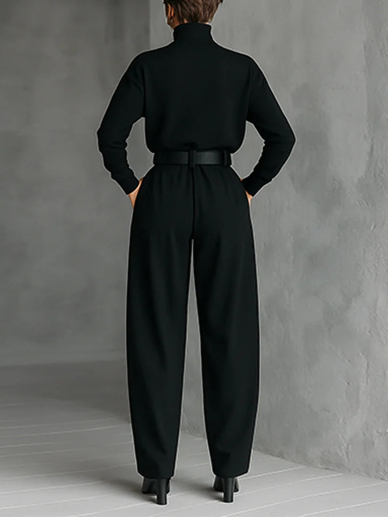 Combinaison noire ample, col roulé et ceinture à boucle, vue de dos