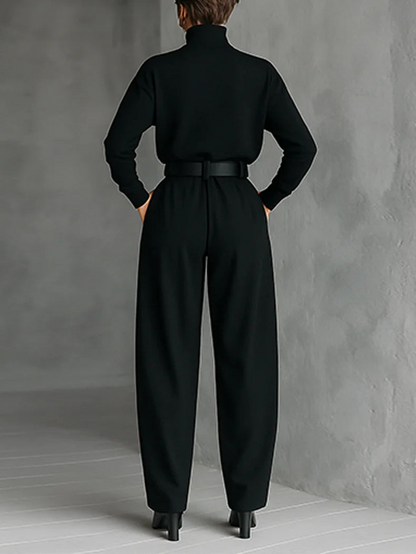 Combinaison noire ample, col roulé et ceinture à boucle, vue de dos