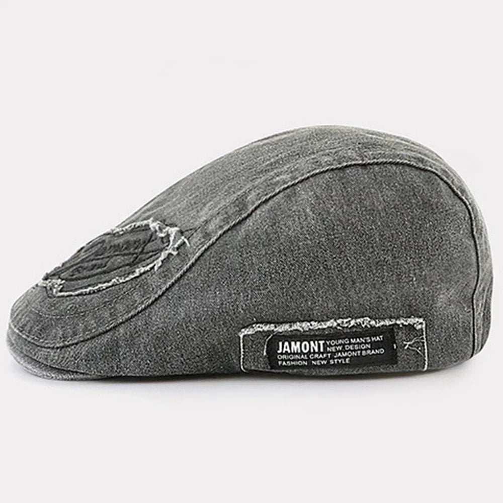 Casquette en denim gris anthracite avec écusson et étiquette rectangulaire côté