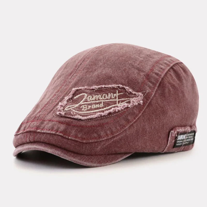 Casquette en denim rose avec écusson Damont brodé et étiquette côté