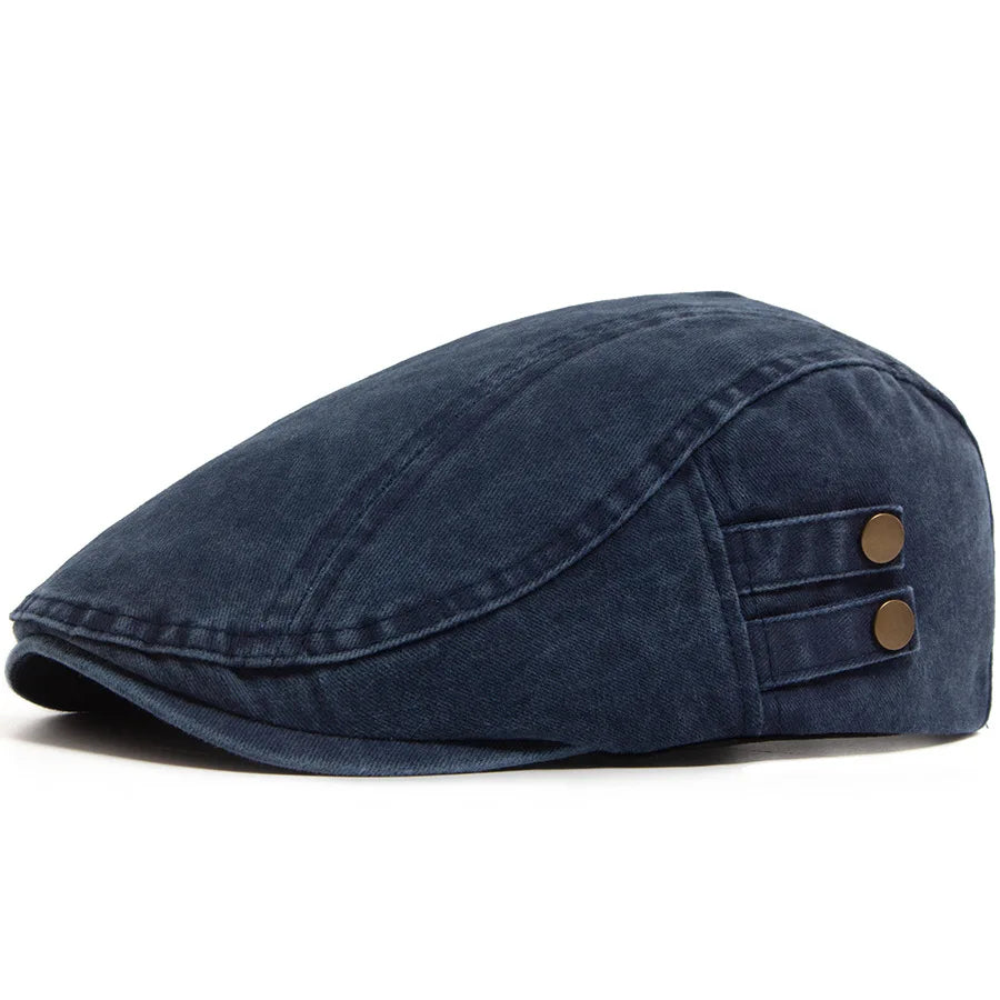 Casquette vintage homme bleu indigo, visière courbe, deux boutons décoratifs sur le côté.