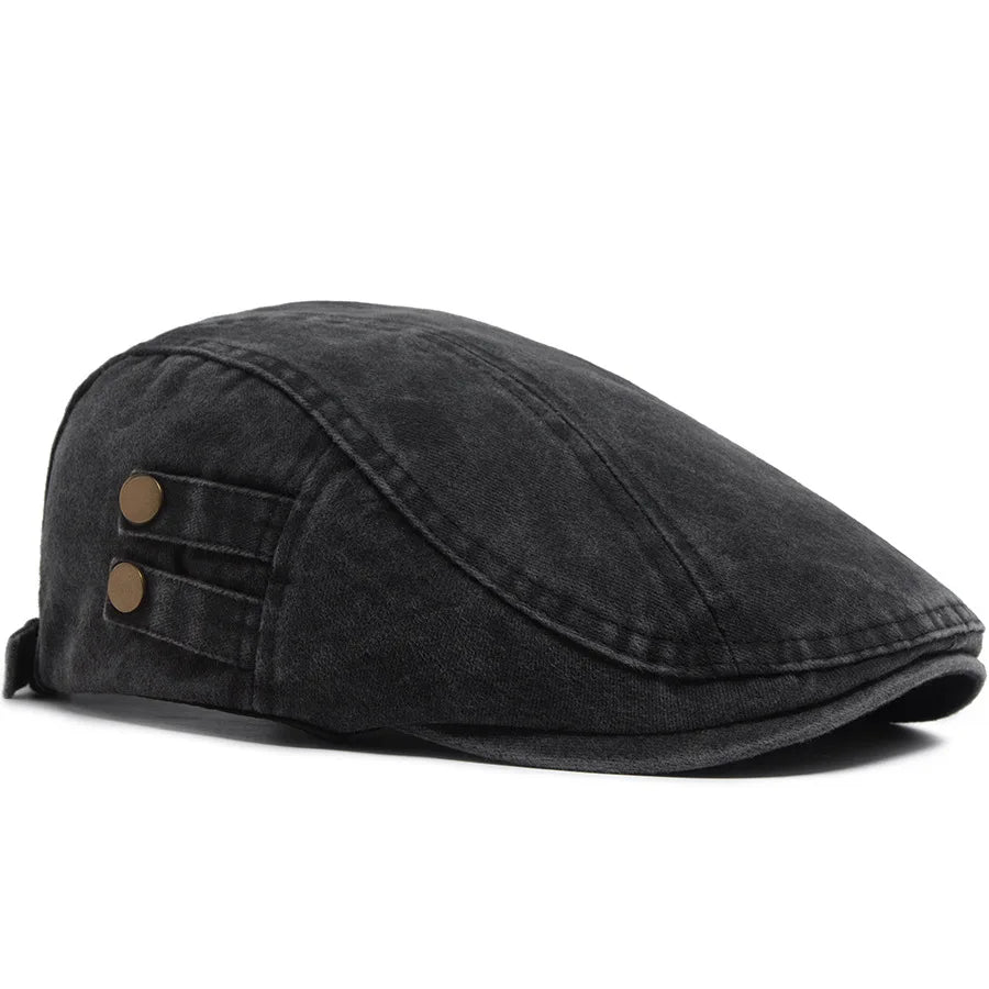 Casquette vintage homme noire, visière courbe, deux boutons décoratifs sur le côté.