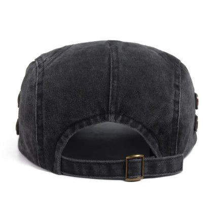 Casquette vintage homme noire, dos avec ouverture et sangle, bouton près de la boucle.