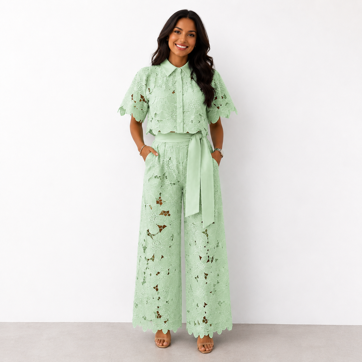 Ensemble deux pièces vert clair en dentelle, haut col boutonné et pantalon large